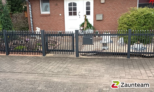 Staketen Aluzaun einbetoniert wurde in Sandersdorf-Brehna von Zaunteam Fläming, Coswig im Jahr 2025 erstellt.