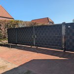 Flechtsichtschutztor 2-flüglig wurde in Varel von Zaunteam Friesische-Wehde, Zetel im Jahr 2026 erstellt.