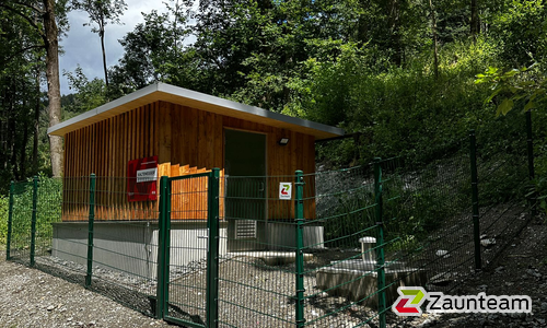 Doppelstabmatten leicht vorverzinkt und grün beschichtet mit Pfosten 60 x 40 mit Bügel einbetoniert wurde in Mautern von Zaunteam Obersteiermark-Ost, Kapfenberg im Jahr 2026 erstellt.