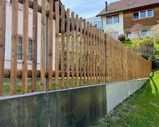 Palisaden mit T-Stahlpfosten verzinkt in Aussparung wurde in Waldstatt von Zaunteam Appenzellerland, Wasserauen im Jahr 2025 erstellt.