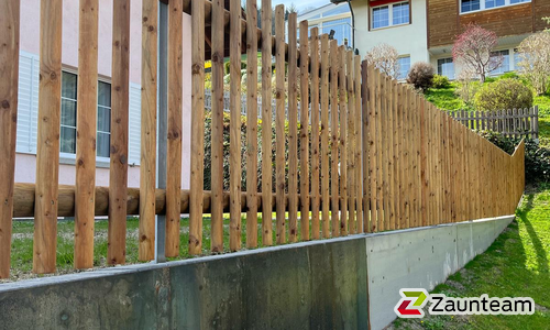 Palisaden mit T-Stahlpfosten verzinkt in Aussparung wurde in Waldstatt von Zaunteam Appenzellerland, Wasserauen im Jahr 2025 erstellt.