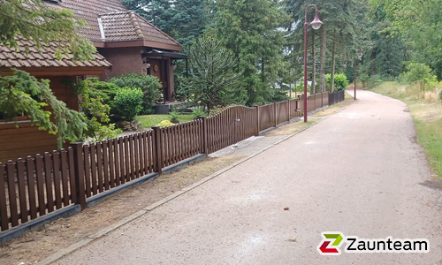 Classic Aluzaun RAL Standardfarbe / Aluminiumpfosten vierkant RAL Standardfarbe einbetoniert wurde in Coswig (Anhalt) von Zaunteam Fläming, Coswig im Jahr 2023 erstellt.