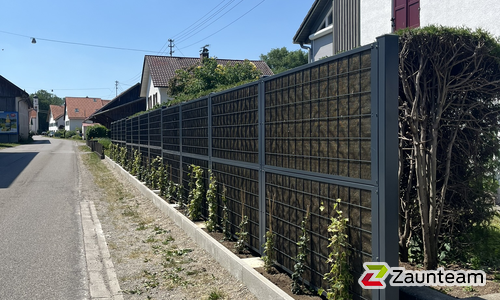 Schallschutzzaun Noistop Steel wurde in Jengen von Zaunteam Unterallgäu, Salgen/Hausen im Jahr 2026 erstellt.