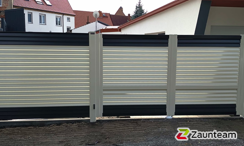 Aluminium Sichtschutztor 2-flüglig wurde in Kemberg von Zaunteam Fläming, Coswig im Jahr 2025 erstellt.