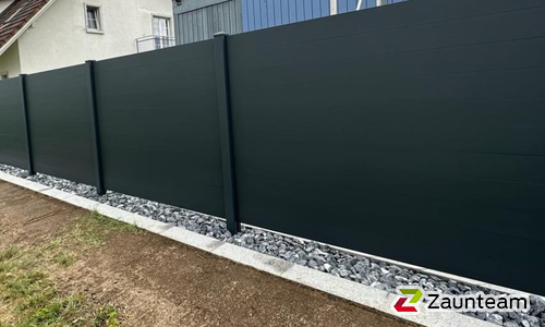 Alu Varioprofil glatt mit Aluminiumpfosten vierkant 85 x 85 mm einbetoniert wurde in Oberrüti von Zaunteam Innerschweiz, Meierskappel im Jahr 2023 erstellt.