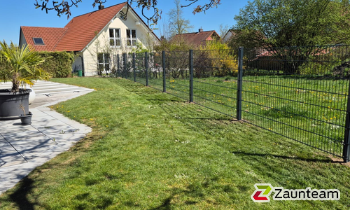 Doppelstabmatten schwer feuerverzinkt und anthrazit beschichtet mit Pfosten 60 x 40 mit Abdeckleisten einbetoniert wurde in Illertissen von Zaunteam Ulm, Lonsee im Jahr 2026 erstellt.