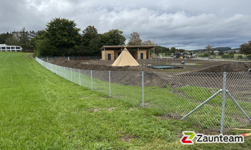Diagonalgeflecht verzinkt mit Rohrpfosten verzinkt einbetoniert wurde in Bad Schussenried von Zaunteam Oberschwaben, Obermarchtal im Jahr 2024 erstellt.