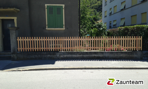 Lärchenzaun oben mit T-Stahlpfosten verzinkt in Aussparung wurde in Chippis von Zaunteam Wallis, Niedergesteln im Jahr 2014 erstellt.