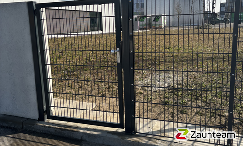 Doppelstabmatten schwer feuerverzinkt und anthrazit beschichtet mit Pfosten 60 x 40 mit Abdeckleisten einbetoniert wurde in Gersthofen von Zaunteam Schwaben-Nord, Todtenweis im Jahr 2025 erstellt.