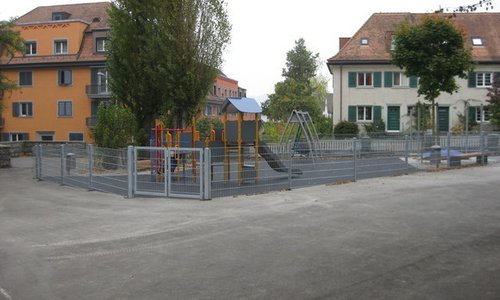 Doppelstabmatten leicht verzinkt / Pfosten 40 x 60 mm mit Bügel verzinkt einbetoniert wurde in Zürich von Zaunteam Neftenbach, Neftenbach im Jahr 2010 erstellt.