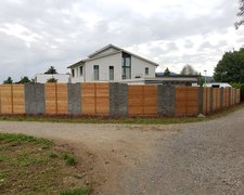Sichtschutz aus Bohlen geschlossen mit U-Stahl Profil Pfosten wurde in Möriken von Zaunteam Aargau, Egliswil im Jahr 2018 erstellt.