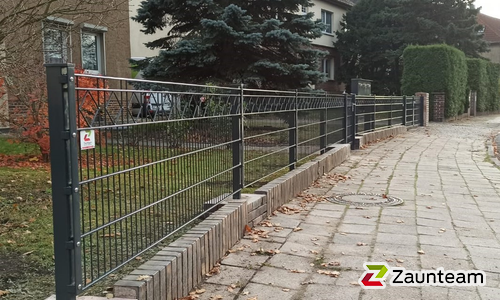 Decorzaun Verona mit Decorzaun Pfosten einbetoniert wurde in Dessau-Rosslau von Zaunteam Fläming, Coswig im Jahr 2021 erstellt.