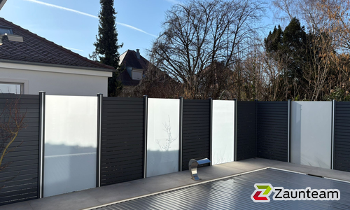 Alu Varioprofil Rhombus 80, Aluminiumpfosten vierkant 85 x 85 mm einbetoniert wurde in Emmendingen  von Zaunteam Breisgau, Waldkirch-Kollnau im Jahr 2026 erstellt.