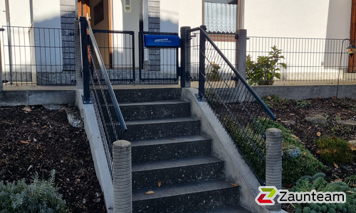 Doppelstabmatten schwer vorverzinkt und anthrazit beschichtet mit Pfosten 40x60 mit Bügelmit Fussplatte wurde in Viechtach von Zaunteam Regen, Regen im Jahr 2024 erstellt.