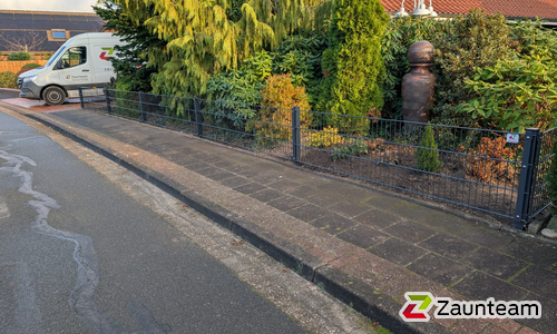 Doppelstabmatten schwer feuerverzinkt und anthrazit beschichtet mit Pfosten 60 x 40 mit Abdeckleisten einbetoniert wurde in Bockhorn von Zaunteam Friesische-Wehde, Zetel im Jahr 2025 erstellt.