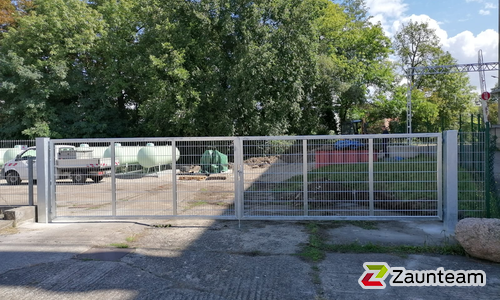 Fluegeltor Metall wurde in Dessau-Rosslau von Zaunteam Fläming, Coswig im Jahr 2020 erstellt.