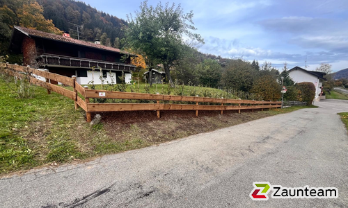 Ranchzaun (ungesäumte Bretter) mit Lärchenpfosten braun wurde in Oberstaufen von Zaunteam Allgäu, Bad Hindelang - Unterjoch im Jahr 2024 erstellt.