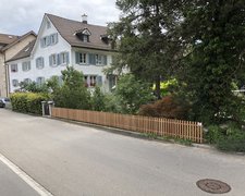 Staketen Holz mit U-Stahl Traverse / T-Stahl Pfosten feuerverzinkt einbetoniert (CH) wurde in St. Gallen von Zaunteam Appenzellerland, Weissbad im Jahr 2018 erstellt.