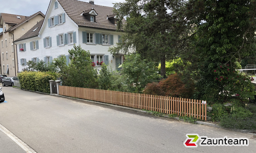 Staketen Holz mit U-Stahl Traverse / T-Stahl Pfosten feuerverzinkt einbetoniert (CH) wurde in St. Gallen von Zaunteam Appenzellerland, Weissbad im Jahr 2018 erstellt.