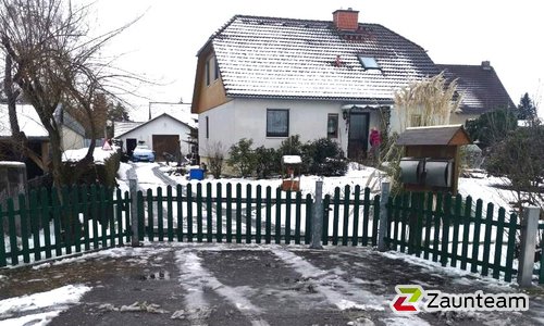 Classic Aluzaun RAL Standardfarbe / Aluminiumpfosten vierkant RAL Standardfarbe einbetoniert wurde in Doberschütz von Zaunteam Leipzig, Leipzig im Jahr 2021 erstellt.