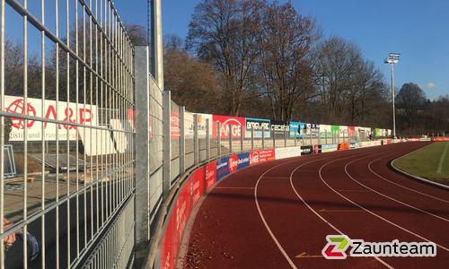 Doppelstabmatten schwer verzinkt mit Pfosten 40x60 verzinkt mit Abdeckleisten einbetoniert wurde in Balingen  von Zaunteam Zollernalb, Burladingen-Ringingen im Jahr 2019 erstellt.