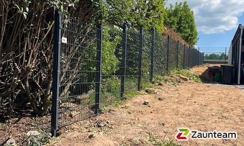 Doppelstabmatten schwer vorverzinkt und anthrazit beschichtet mit Pfosten 60 x 40 mit Abdeckleisten einbetoniert wurde in Fürstenberg von Zaunteam Paderborn, Willebadessen im Jahr 2025 erstellt.