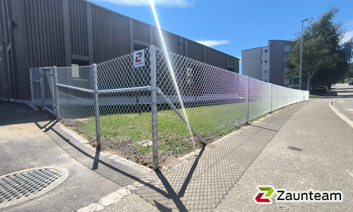 Diagonalgeflecht verzinkt mit Rohrpfosten verzinkt einbetoniert wurde in Thayngen von Zaunteam Neftenbach, Neftenbach im Jahr 2025 erstellt.