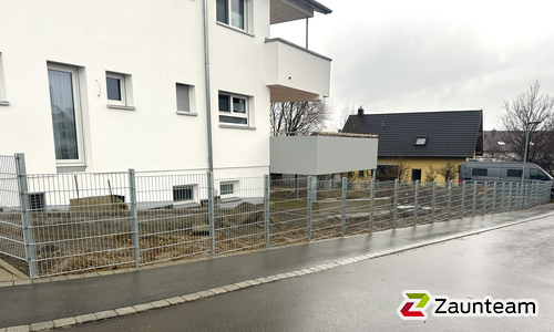 Doppelstabmatten schwer verzinkt mit Pfosten 40x60 verzinkt mit Abdeckleisten einbetoniert wurde in Munderkingen von Zaunteam Oberschwaben, Obermarchtal im Jahr 2024 erstellt.