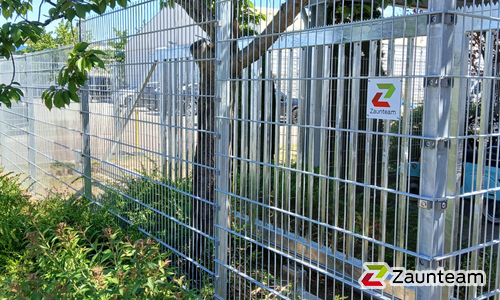 Doppelstabmatte schwer verzinkt mit Pfosten Vario verzinkt einbetoniert wurde in Ottersweier von Zaunteam Baden-Baden, Baden-Baden im Jahr 2026 erstellt.
