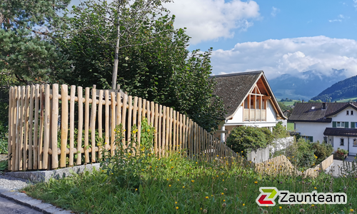 Natur-Staketenzaun aus Kastanie wurde in Appenzell  von Zaunteam Appenzellerland, Wasserauen im Jahr 2020 erstellt.