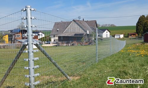 Knotengitter Torus, engmaschig mit Rohrpfosten verzinkt einbetoniert wurde in Meßkirch von Zaunteam Obere Donau-Bodensee, Sauldorf-Krumbach im Jahr 2025 erstellt.