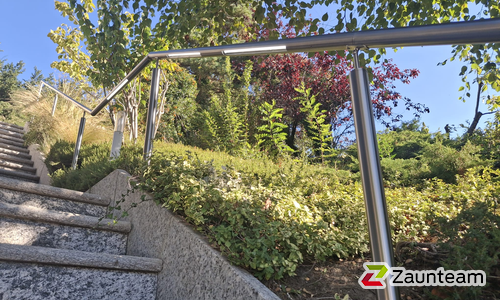 Edelstahl Handlauf geneigt einbetoniert wurde in Sierre von Zaunteam Wallis, Niedergesteln im Jahr 2025 erstellt.