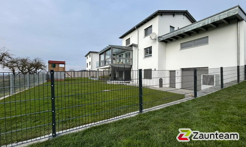 Doppelstabmatten schwer vorverzinkt und anthrazit beschichtet mit Pfosten 40x60 mit Abdeckleisten mit Fussplatte wurde in Uttenweiler von Zaunteam Oberschwaben, Obermarchtal im Jahr 2025 erstellt.