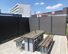  WPC Sichtschutz Discrétion / einbetoniert wurde in Langenthal von Zaunteam Mittelland, Bützberg im Jahr 2024 erstellt.