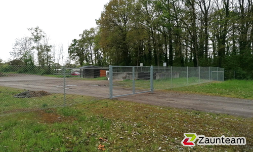 Diagonalgeflecht verzinkt mit Rohrpfosten verzinkt einbetoniert wurde in Schwebheim von Zaunteam Main-Rhön, Euerdorf im Jahr 2024 erstellt.