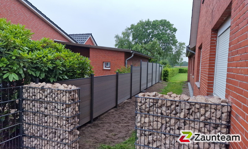 System WPC Sichtschutz, Classic mit Alupfosten einbetoniert wurde in Südbrookmerland von Zaunteam Ostfriesland, Südbrookmerland im Jahr 2025 erstellt.