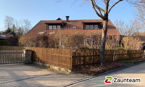 Palisaden mit T-Stahlpfosten verzinkt einbetoniert wurde in Kempten von Zaunteam Allgäu, Bad Hindelang - Unterjoch im Jahr 2022 erstellt.