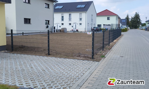 Doppelstabmatten leicht vorverzinkt und anthrazit beschichtet mit Pfosten 60 x 40 mit Abdeckleisten einbetoniert wurde in Dessau-Rosslau von Zaunteam Fläming, Coswig im Jahr 2023 erstellt.