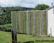 Sichtschutz Bambus Chiang-Mai / Stahlpfosten mit Edelstahlabdeckung einbetoniert wurde in Steckborn von Zaunteam Thurgau AG, Felben erstellt.