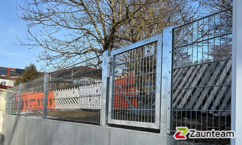 Doppelstabmatten schwer verzinkt mit Pfosten 40x60 verzinkt mit Abdeckleisten mit Fussplatte wurde in Engstingen von Zaunteam Zollernalb, Burladingen-Ringingen im Jahr 2025 erstellt.
