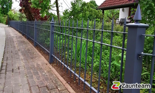 Klassikzaun Zeus wurde in Grafenrheinfeld von Zaunteam Main-Rhön, Euerdorf im Jahr 2024 erstellt.