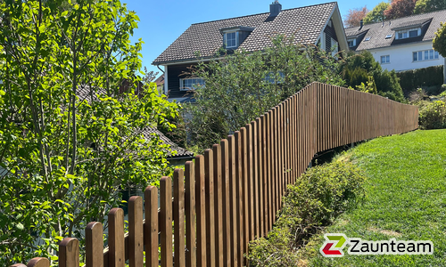 Staketen Holz vor die Pfosten / T-Stahl Pfosten feuerverzinkt einbetoniert wurde in Heiden von Zaunteam Appenzellerland, Wasserauen im Jahr 2025 erstellt.