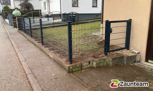 Doppelstabmatten schwer vorverzinkt und anthrazit beschichtet mit Pfosten 40x60 mit Abdeckleisten in Aussparung wurde in Pforzheim von Zaunteam Pforzheim, Neuhausen im Jahr 2026 erstellt.