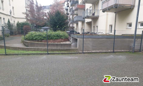 Doppelstabmatten leicht vorverzinkt und anthrazit beschichtet mit Pfosten Vario einbetoniert wurde in Leipzig von Zaunteam Leipzig, Leipzig im Jahr 2022 erstellt.