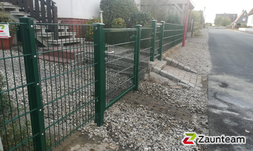 Doppelstabmatten schwer feuerverzinkt und grün beschichtet mit Pfosten 60 x 40 mit Abdeckleisten einbetoniert wurde in Elze von Zaunteam Weser-Leine, Salzhemmendorf im Jahr 2018 erstellt.