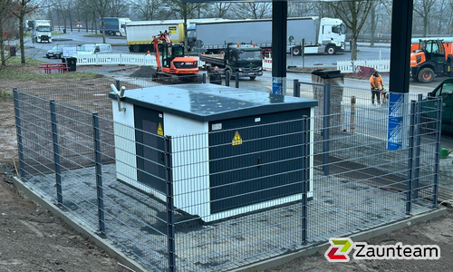 Doppelstabmatten schwer feuerverzinkt und anthrazit beschichtet mit Pfosten 60 x 40 mit Abdeckleisten einbetoniert wurde in Reichshof von Zaunteam Südwestfalen, Wiehl im Jahr 2025 erstellt.