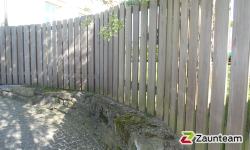 Holz Sichtschutz wurde in Grüningen von Zaunteam Zürich Oberland GmbH, Gutenswil im Jahr 2008 erstellt.