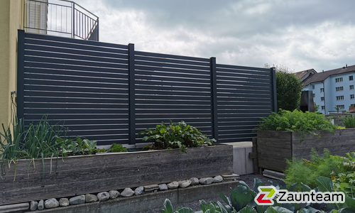 Alu Varioprofil Rhombus 80, Aluminiumpfosten vierkant 85 x 85 mm einbetoniert wurde in Appenzell von Zaunteam Appenzellerland, Wasserauen im Jahr 2023 erstellt.