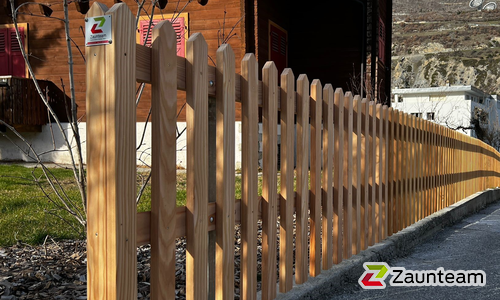 Staketen Holz vor die Pfosten / T-Stahl Pfosten verzinkt in Aussparung wurde in Susten von Zaunteam Wallis, Niedergesteln im Jahr 2024 erstellt.