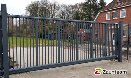 Schiebetor Aluminium wurde in Oldenburg von Zaunteam Friesische-Wehde, Zetel im Jahr 2026 erstellt.